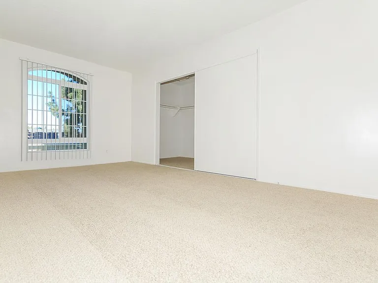 Hampshire Square Apartment Homes — Photo 29