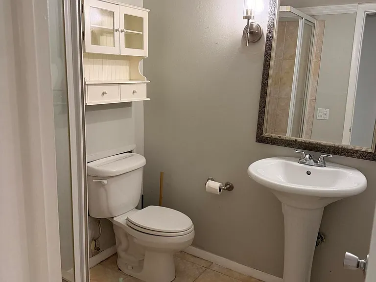 1400 NE 57th St #302 — Photo 13