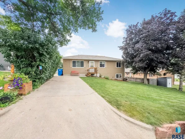 203 E 5th St, Dell Rapids, SD 57022