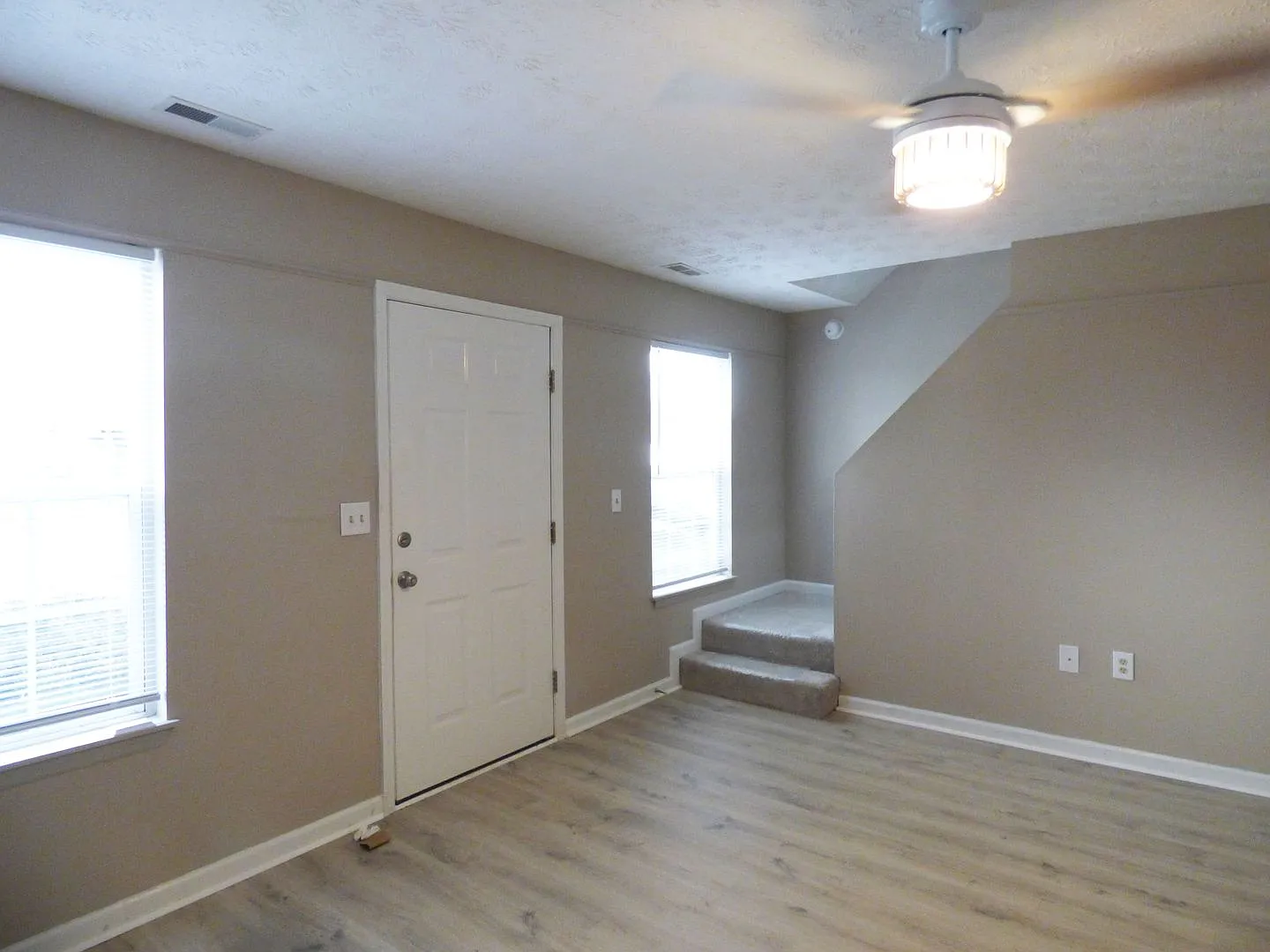 Lovely, Spacious Townhouse! Off-Street Parking, W/D Included, Full Basement, Pets Ok! — Photo 3