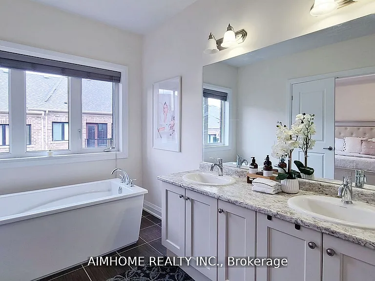 45 Duncombe Ln — Photo 13