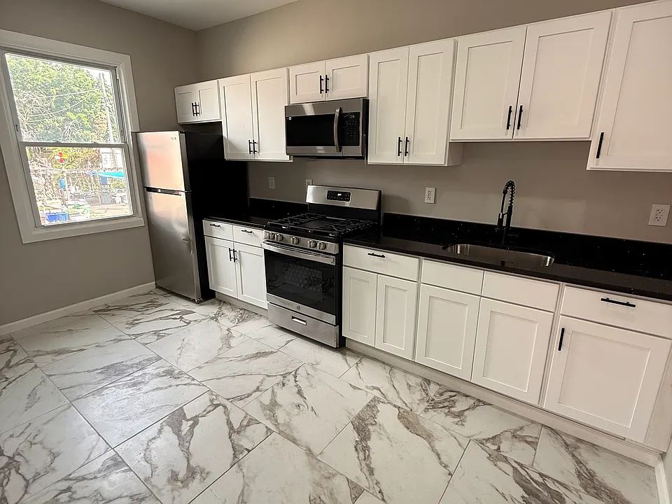 41 Howe St #1R