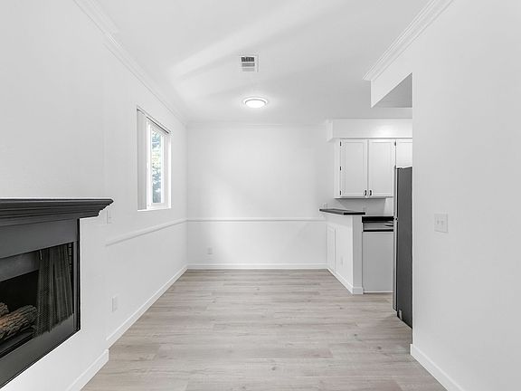 4th image of 4034 Redwood Ave #105