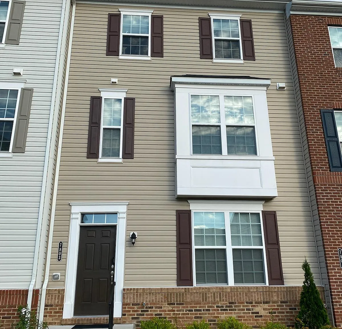 3 bed, 2200 sqft, $3,395 — Photo 2