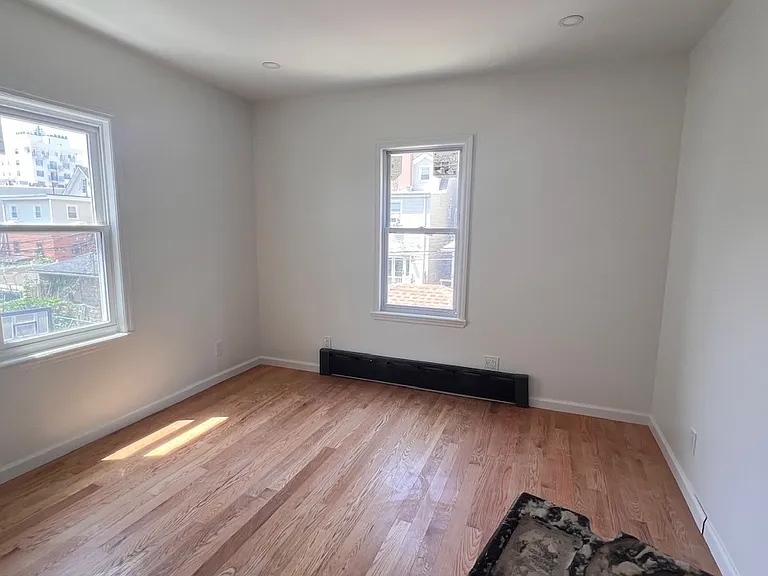 610 E 3rd St #2 — Photo 8