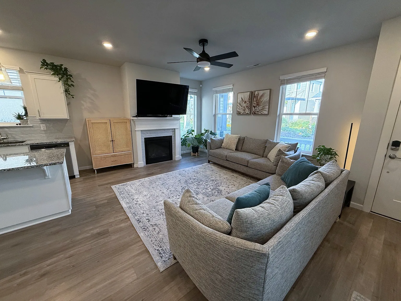 3 bed, 2.5 bath, 1894 sqft, $2,950 — Photo 3