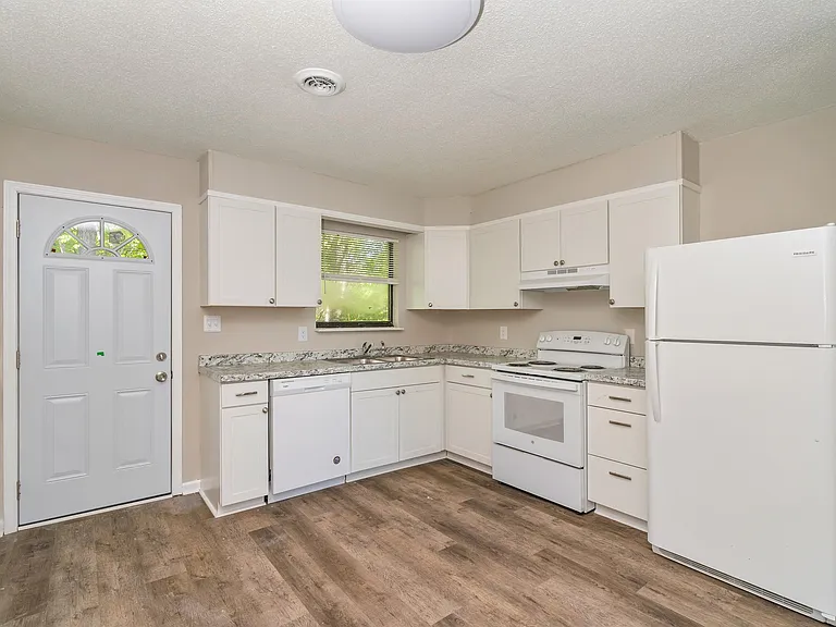 111 Raintree Ln #D — Photo 6