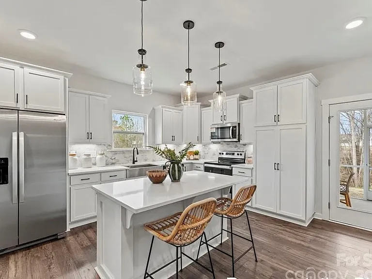 1285 Elizabeth Ave — Photo 2