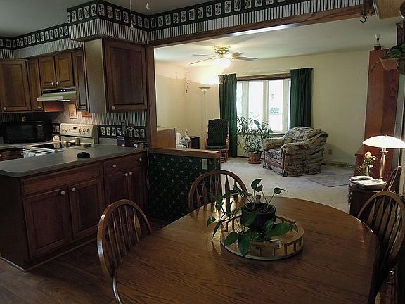 5th image of 223 Carriage Dr