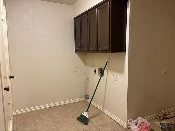 2nd image of 608 E Oak St APT B