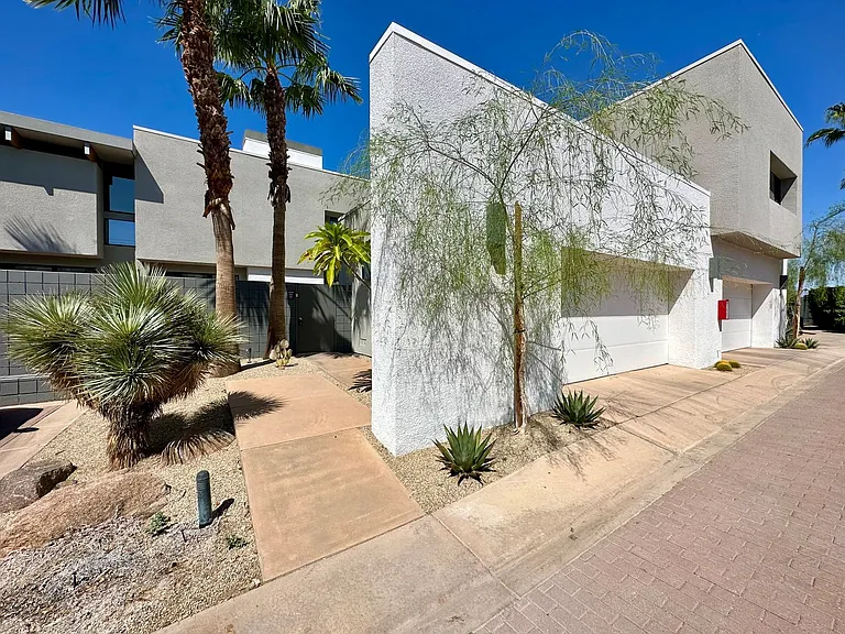 1518 E Baristo Rd — Photo 1