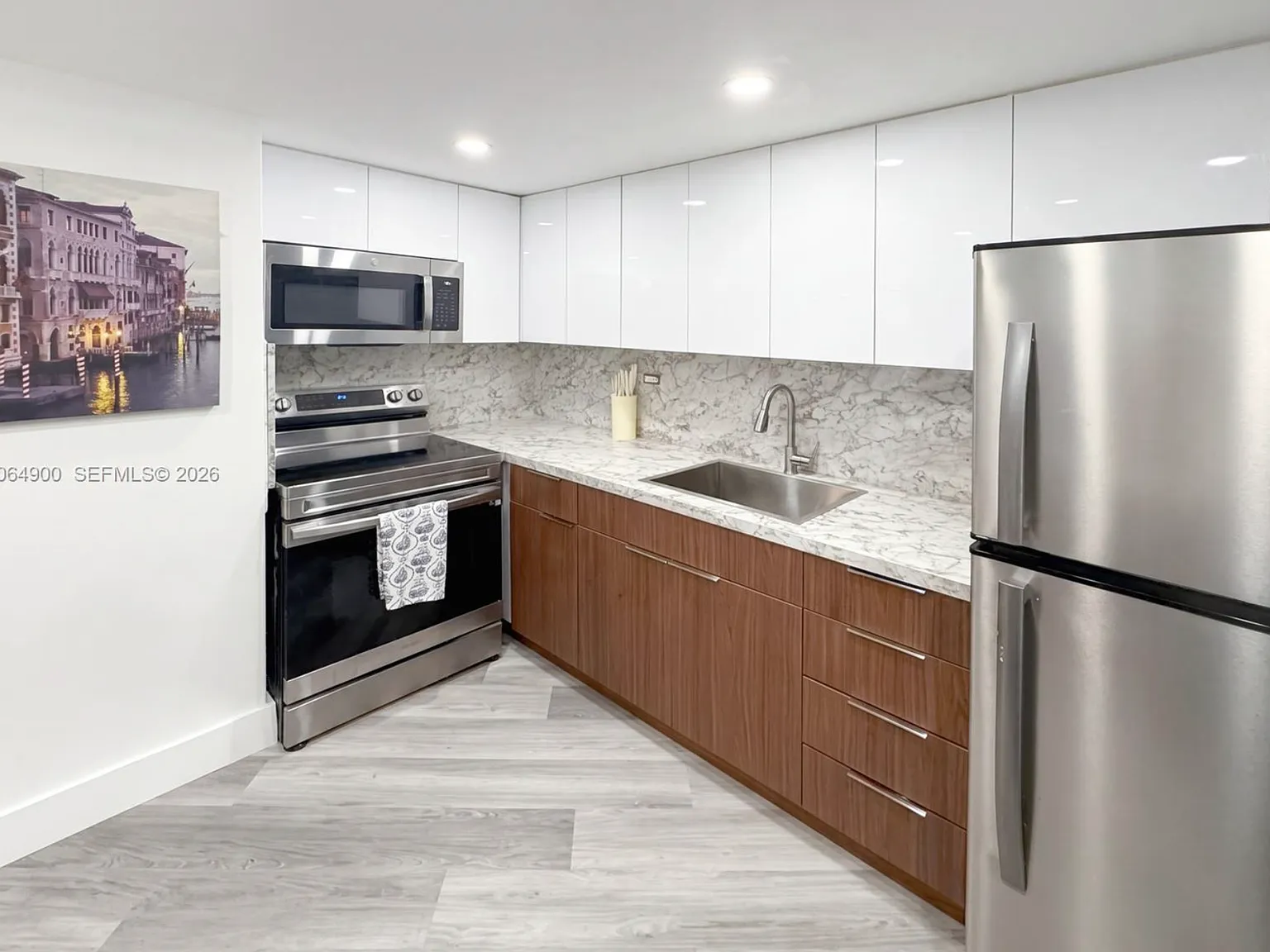 2 bed, 990 sqft, $3,790 — Photo 2