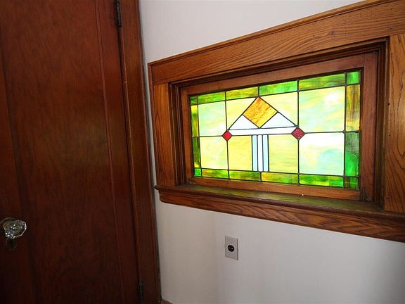 2nd image of 119 Hillcrest Ter