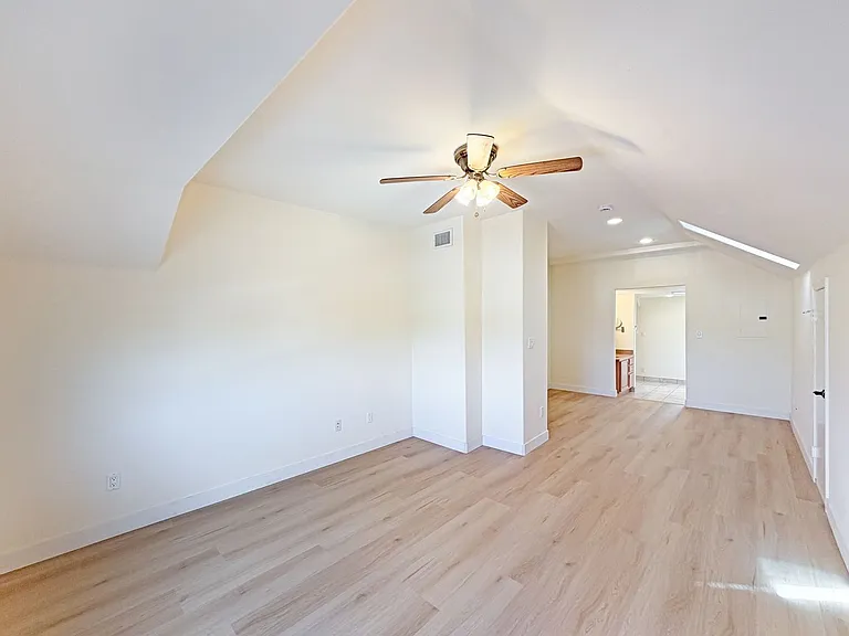 SD: Bright 2BD/2BA Unit in University Heights with A/C, In-Unit Laundry & 1 Reserved Parking — Photo 12