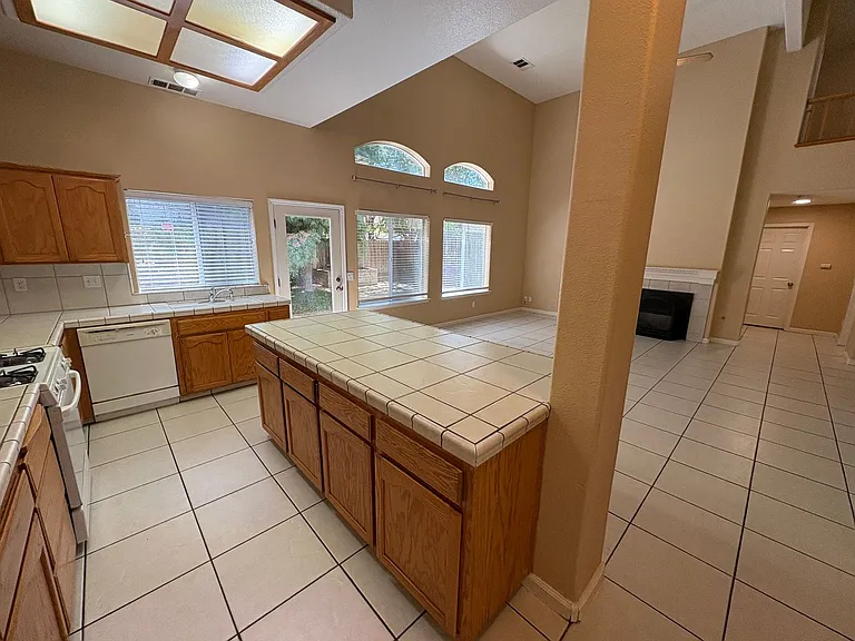 703 W Russell Ave — Photo 28