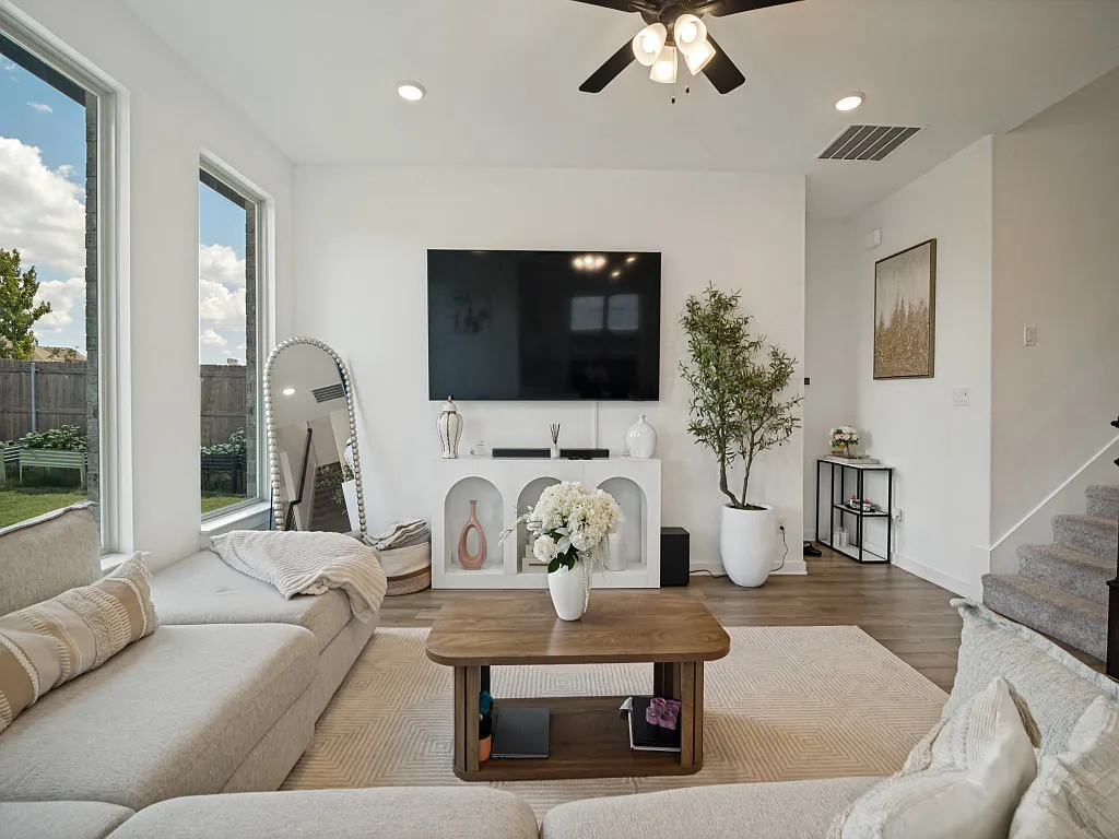4 bed, 2714 sqft, $2,895 — Photo 2