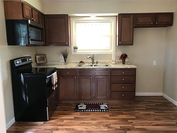 5th image of 1014 Saint Clair Ave
