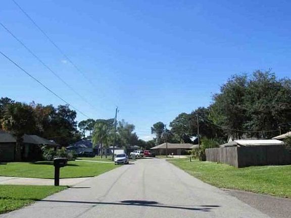Exterior Neighborhood (street photo)
