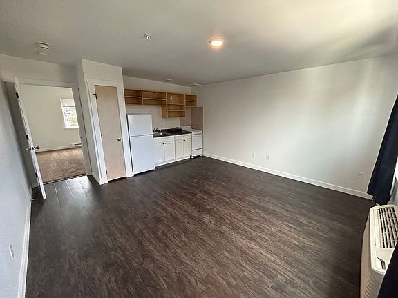 3rd image of 3018 E Everett Ave #B302