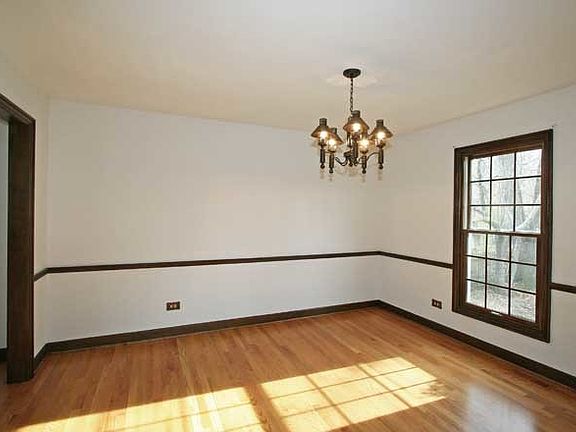 4th image of 313 Chatelaine Ct