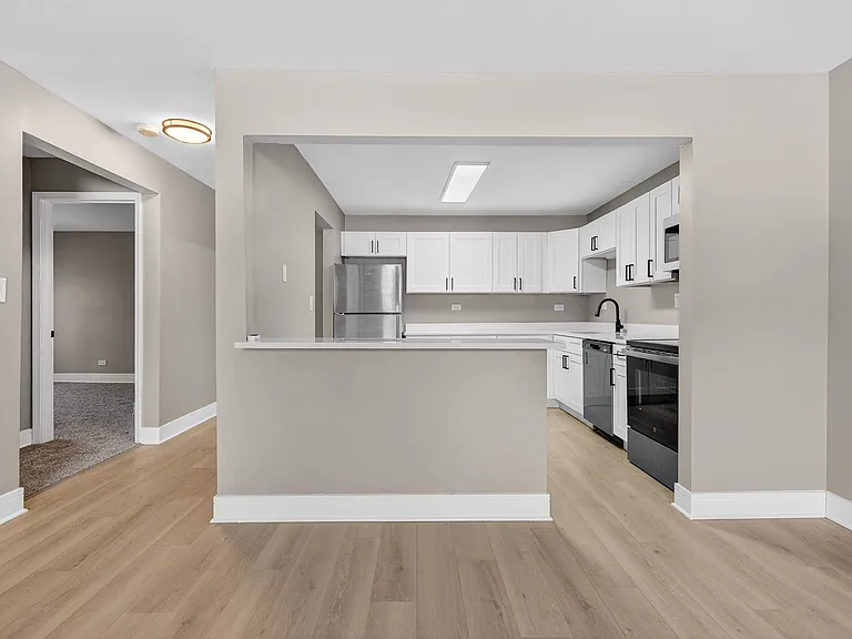 Lakeside Village Apartments — Photo 53