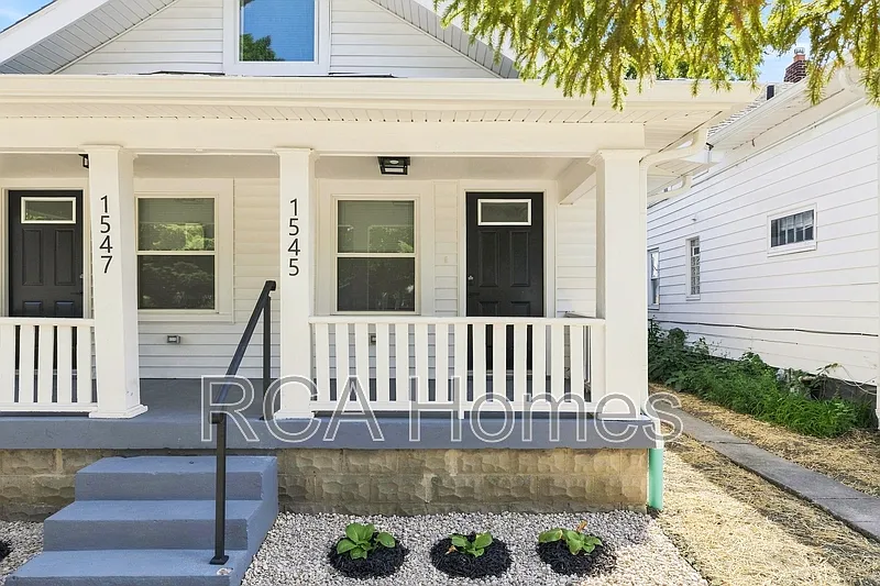 2 bed, 1.0 bath, 1100 sqft, $1,300 — Photo 1
