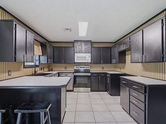 2nd image of 1406 Guillory Ln