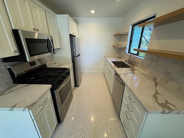 6345 Primrose Ave #10 — Photo 1