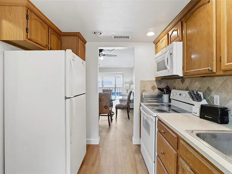 2060 Marilyn St #207 — Photo 4