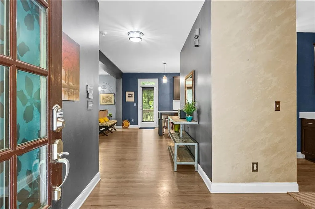 5 bed, 4.5 bath, 2324 sqft, $4,500 — Photo 2