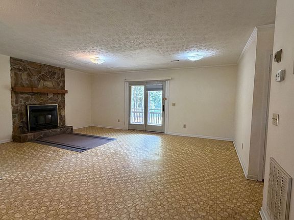 4th image of 120 Pinecrest Dr Unit B