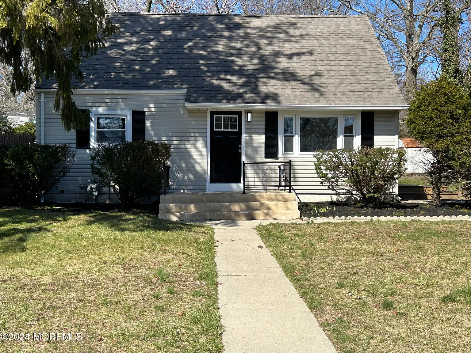 211 Maple Avenue photo 1