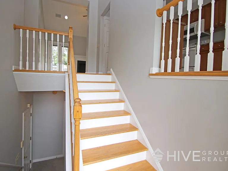 155 Chelsea Cir — Photo 2