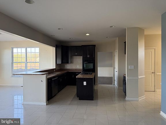 4th image of 40 Loder Dr