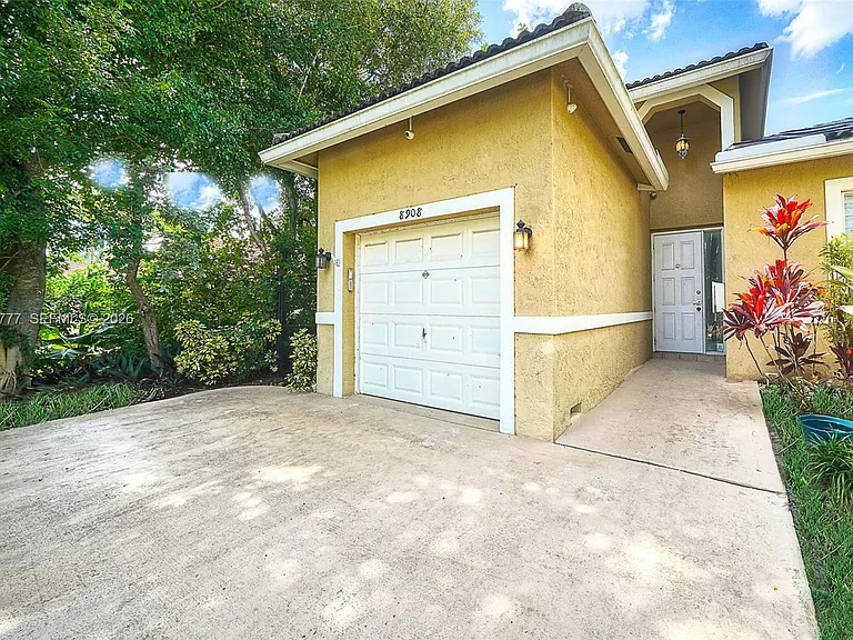8908 NW 40th St — Photo 2