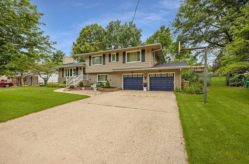2815 Sherry Ln — Photo 3