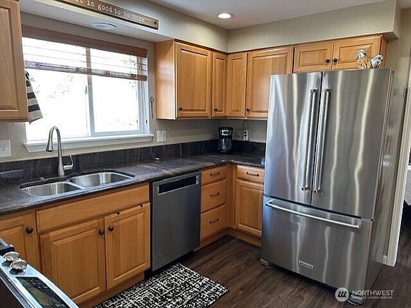 4th image of 1567 2nd Street SE