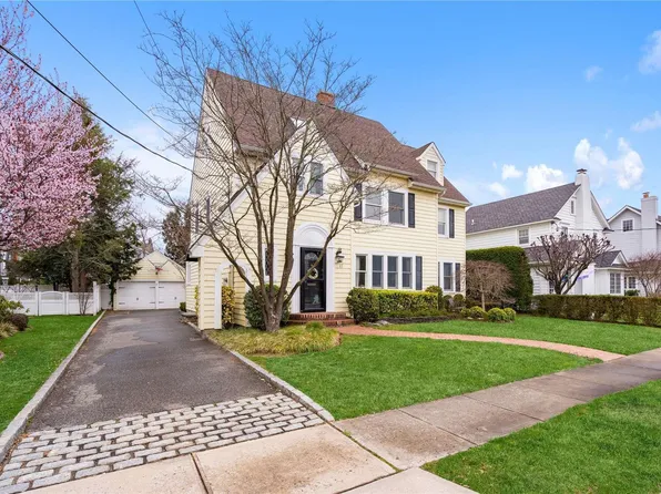 17 Wallace Street, Rockville Centre, NY 11570