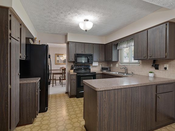 2nd image of 6898 Starfire Dr
