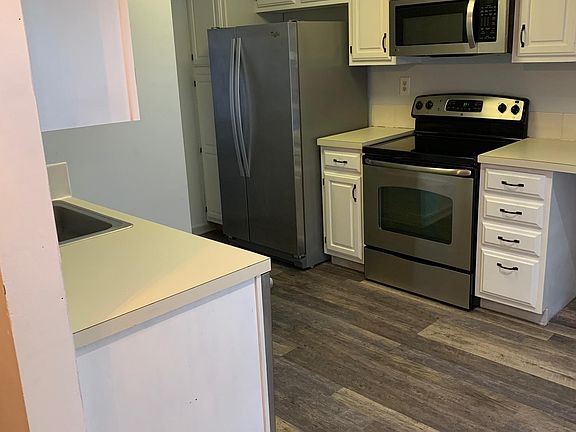 3rd image of 605 Pinebrooke Cir