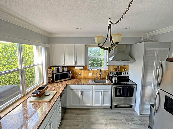 3rd image of 1701 N Treasure Dr APT 1