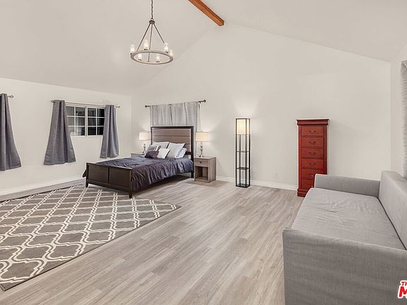 3rd image of 8968 Wonderland Ave