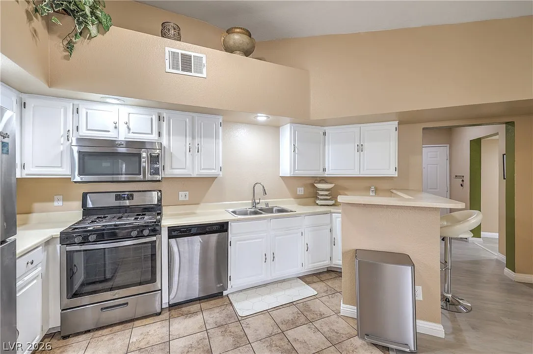 3 bed, 2.0 bath, 1302 sqft, $1,650 — Photo 4