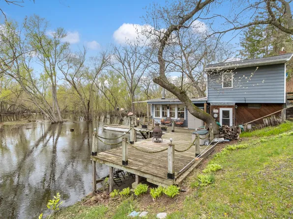 N4607 Oak Knoll Dr, Poynette, WI 53955