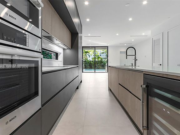 5th image of 3086 Indiana St