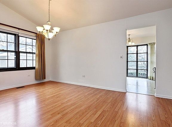 3rd image of 3021 N Huntington Dr