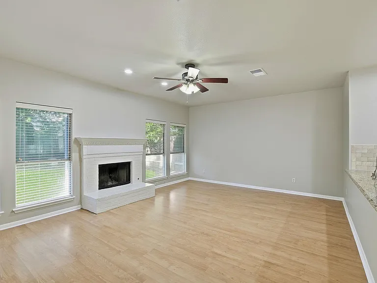 2913 Winchester Dr — Photo 2