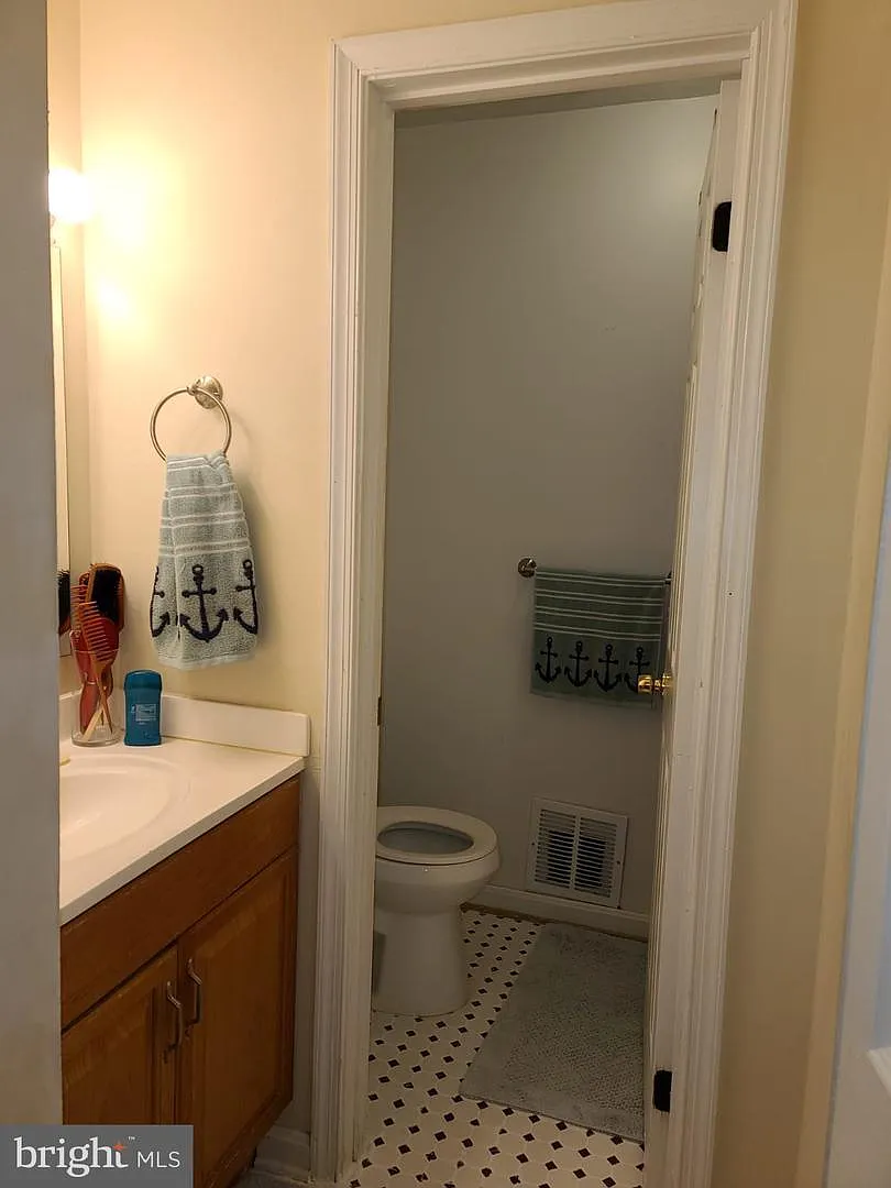 3 bed, 3.5 bath, 1968 sqft, $2,700 — Photo 4