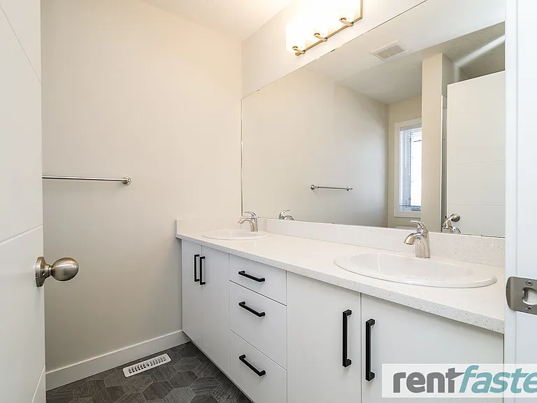 600 Bellerose Dr — Photo 16