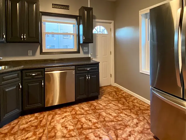 2570 Edgemont St — Photo 9